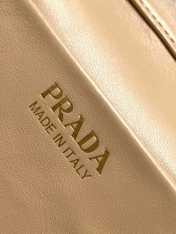 Faux mini vanity Prada en beige sable – Image 8