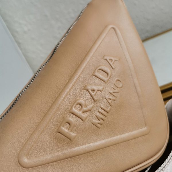 Imitation sac bandoulière Prada Triangle en beige – Image 8