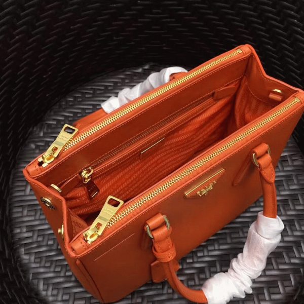 Contrefaçon du sac Prada Galleria moyen format en orange – Image 3