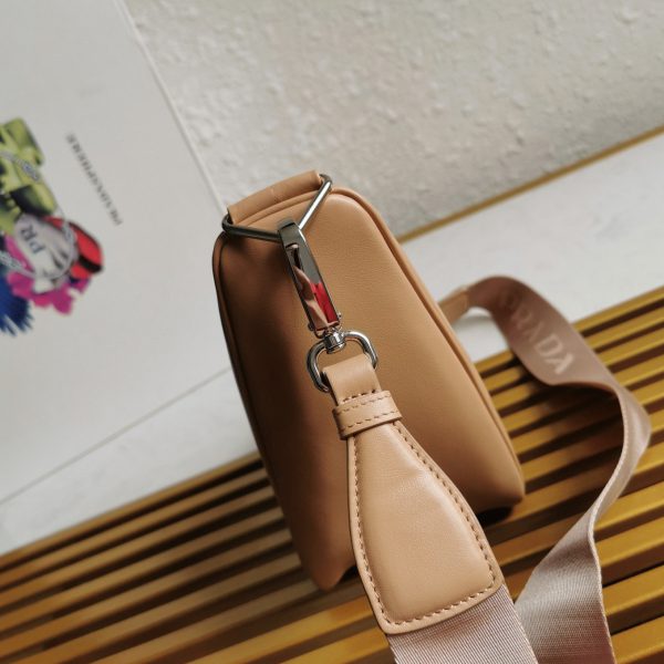 Imitation sac bandoulière Prada Triangle en beige – Image 7