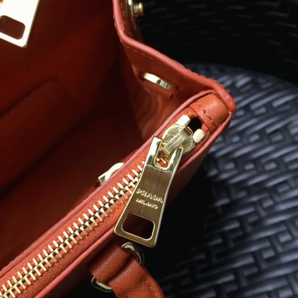 Contrefaçon du sac Prada Galleria moyen format en orange – Image 2