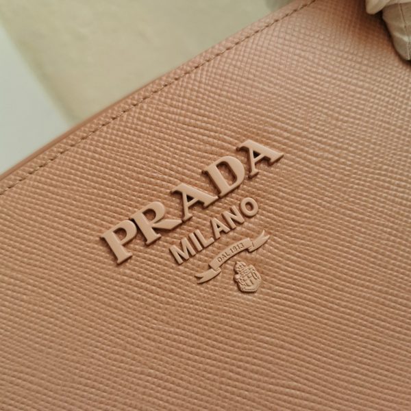 Meilleure réplique sac Prada Monochrome moyen modèle en nude – Image 6