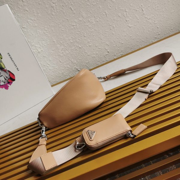 Imitation sac bandoulière Prada Triangle en beige – Image 6