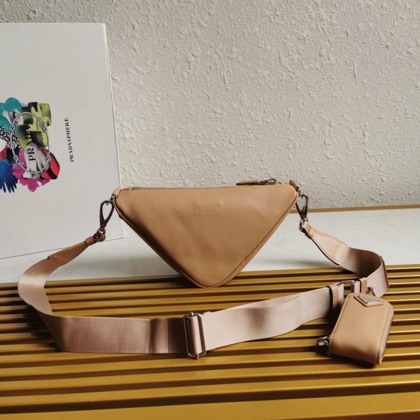Imitation sac bandoulière Prada Triangle en beige – Image 5