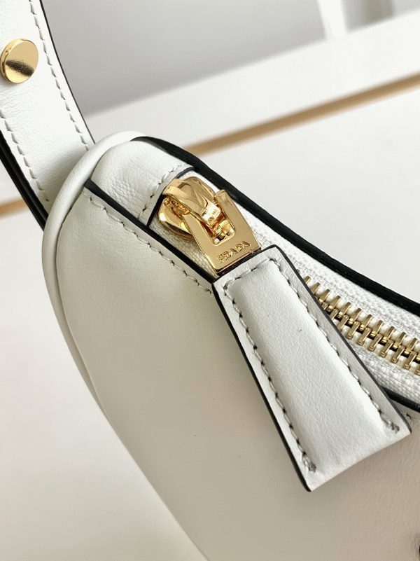 Fausse version du sac Prada Arqué mini format en blanc – Image 5