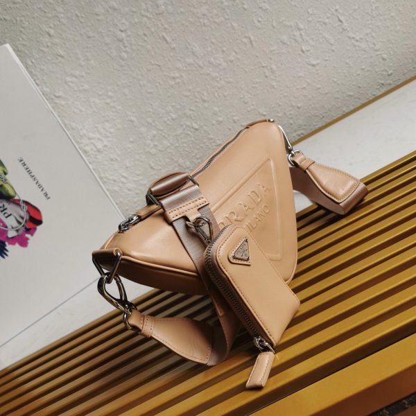 Imitation sac bandoulière Prada Triangle en beige – Image 4