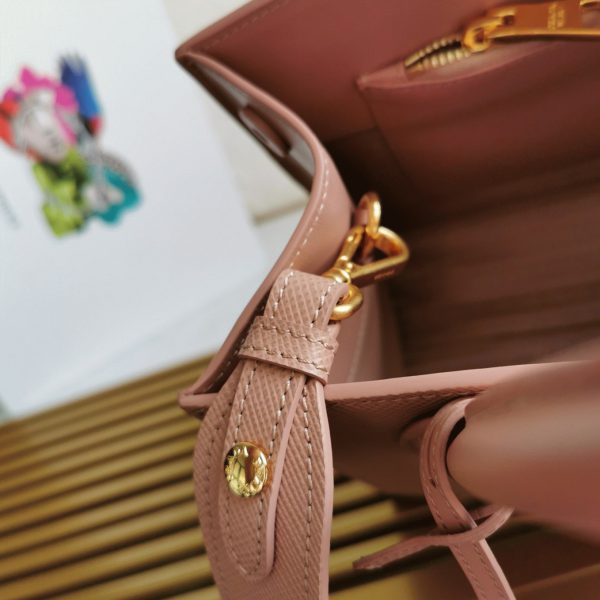 Meilleure réplique sac Prada Monochrome moyen modèle en nude – Image 3