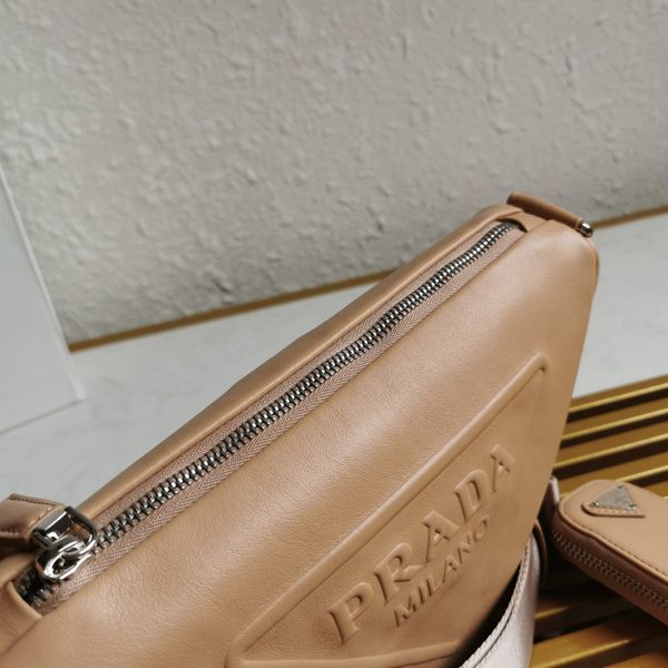 Imitation sac bandoulière Prada Triangle en beige – Image 3