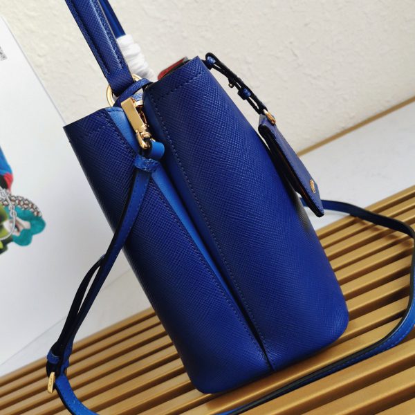 Faux grand panier Prada en bleu – Image 9