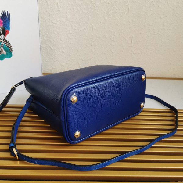 Faux grand panier Prada en bleu – Image 8
