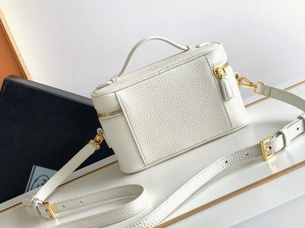 Contrefaçon mini vanity Prada en blanc – Image 9