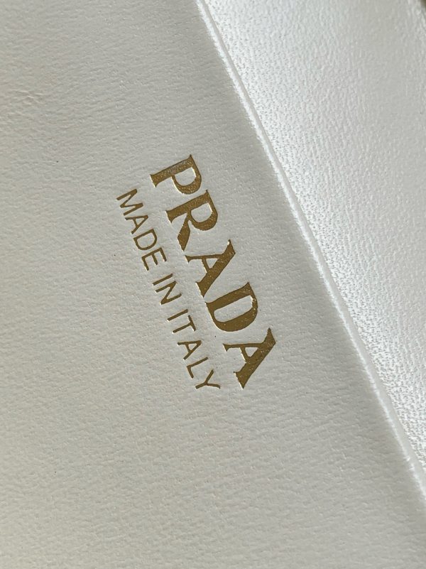 Contrefaçon mini vanity Prada en blanc – Image 8