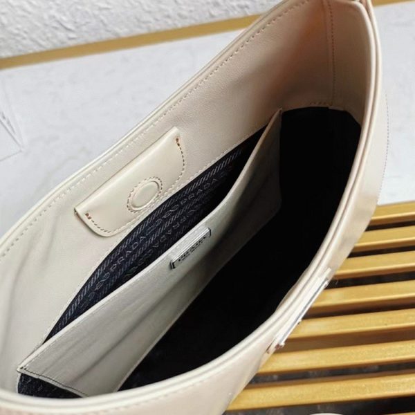 Réplique sac Prada Cleo petit modèle en beige – Image 7