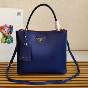 Faux grand panier Prada en bleu