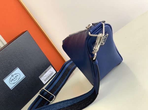 Réplique sac bandoulière Prada Triangle en bleu – Image 7