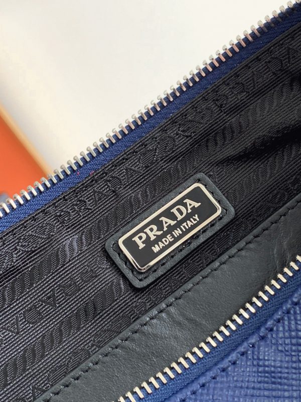 Réplique sac bandoulière Prada Triangle en bleu – Image 6