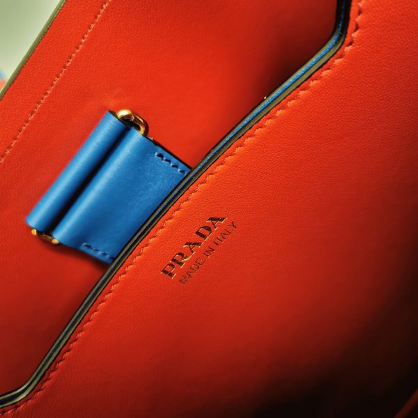 Faux grand panier Prada en bleu – Image 5