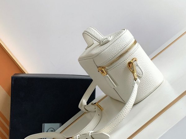 Contrefaçon mini vanity Prada en blanc – Image 5