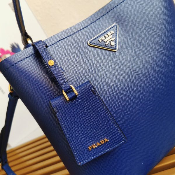 Faux grand panier Prada en bleu – Image 4