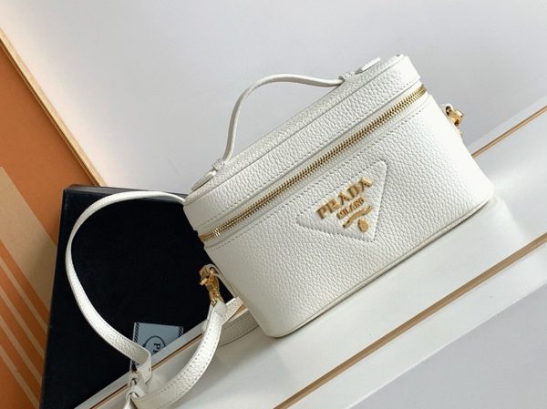Contrefaçon mini vanity Prada en blanc – Image 3