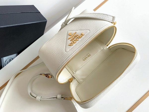 Contrefaçon mini vanity Prada en blanc – Image 2