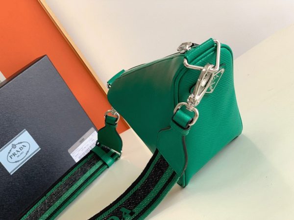 Faux sac bandoulière Prada Triangle en vert S – Image 8