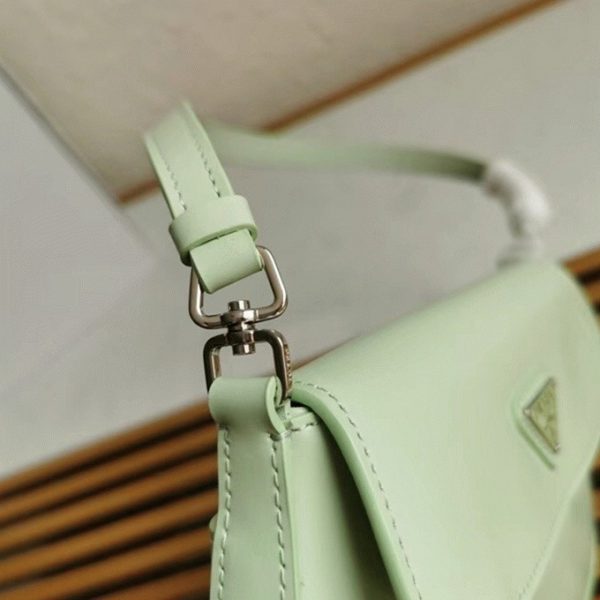 Faux sac Prada Cleo avec rabat en aqua – Image 6
