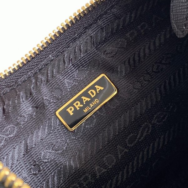Faux sac bandoulière Prada Re-Edition 2005 en noir – Image 5