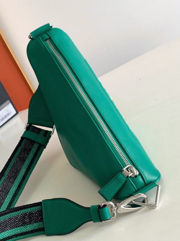 Faux sac bandoulière Prada Triangle en vert S – Image 4
