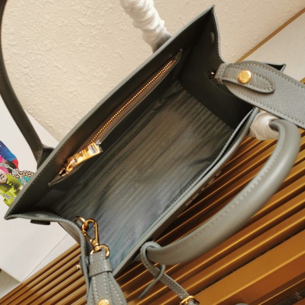 Réplique sac Prada Monochrome moyen modèle en gris – Image 6