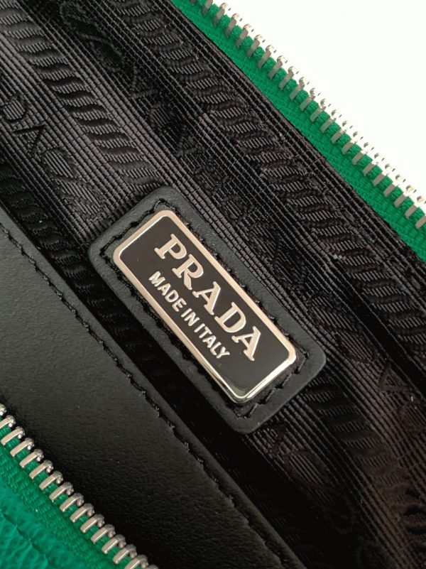 Faux sac bandoulière Prada Triangle en vert S – Image 3