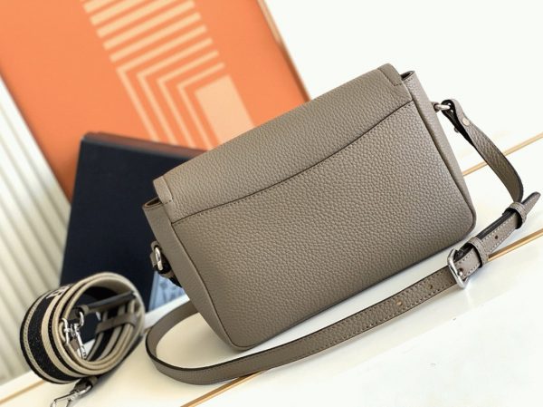 Imitation sac bandoulière à rabat Prada en gris – Image 10