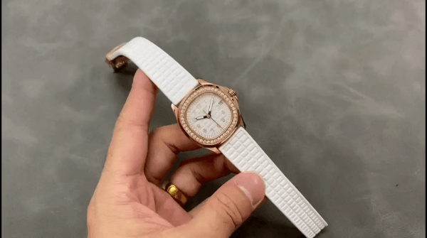 Réplique Patek Philippe Aquanaut Or Rose Cadran Blanc 5068R 010 Montre Femme 36mm – Image 2