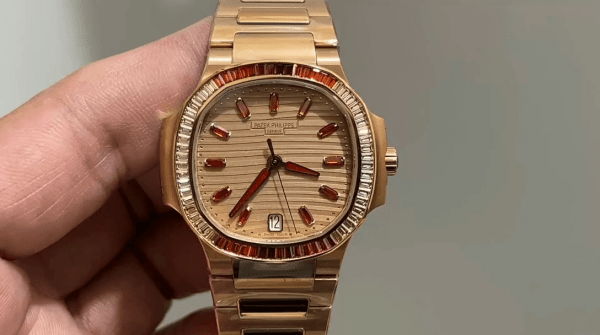 Patek Philippe Nautilus Femme Or Rose Lunette Sertie de Pierres 7118 1300R 001 – Image 2