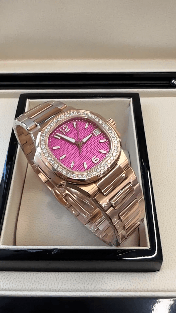 Patek Philippe Nautilus 7010 1R 013 Cadran Violet 32mm – Image 2