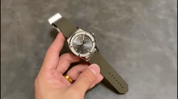 Hublot Classic Fusion Cadran Gris 42mm Montre Hommes Réplique – Image 4