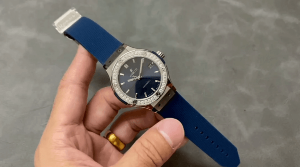 565.NX.7170.RX.1204 Hublot Classic Fusion Titane Bleu Diamants – Image 7