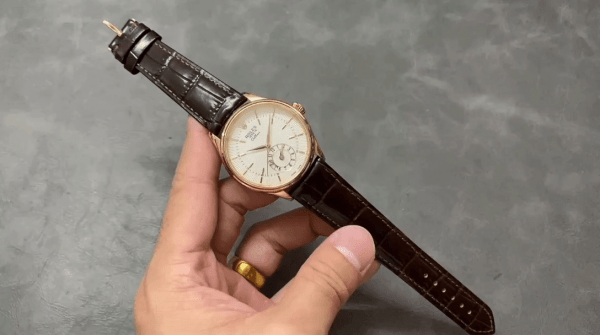 Rolex Cellini Dual Time 50525 Cadran Argent Bracelet Cuir Noir 39mm Montre Réplique Homme – Image 7