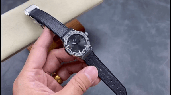 Hublot Classic Fusion 581.NX.7071.LR.1104 33mm Réplique Dame Grise – Image 2