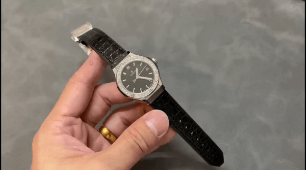 Hublot Classic Fusion 581.NX.1171.LR.1104 33mm Montre Femme – Image 2