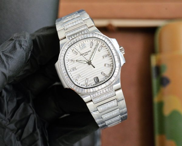 Patek Philippe Nautilus Femme Or Blanc Lunette Sertie de Diamants 7118 – Image 2