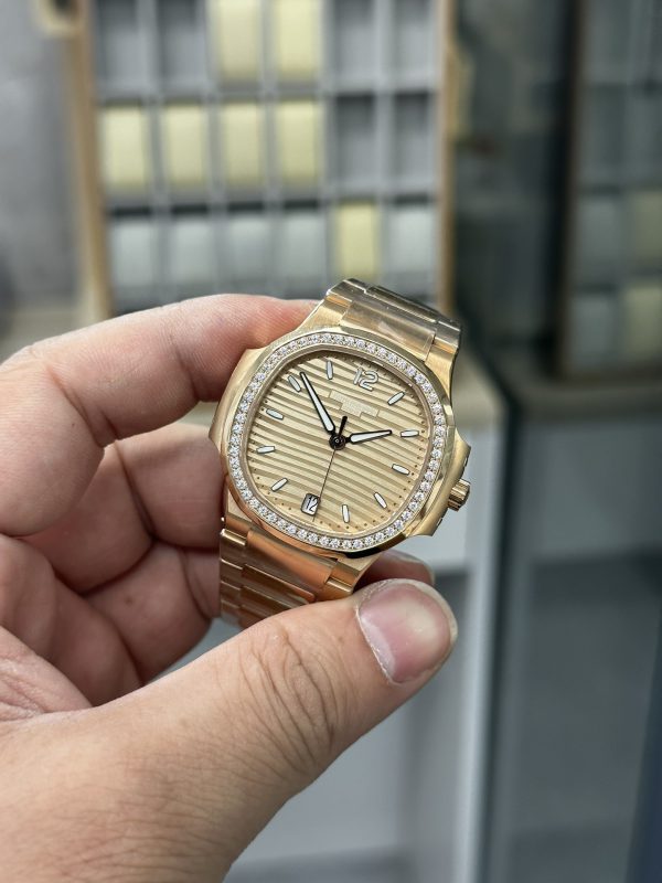 Patek Philippe Nautilus Femme Cadran Doré Or Rose 7118 1200R 010 – Image 2