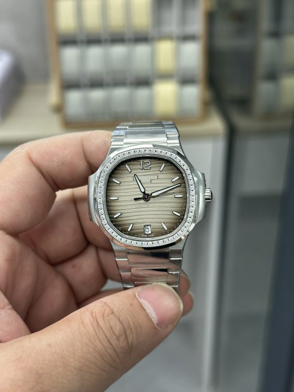 Patek Philippe Nautilus Automatique Cadran Gris Sertie de Diamants 7118 1200A 011 35.2mm – Image 2