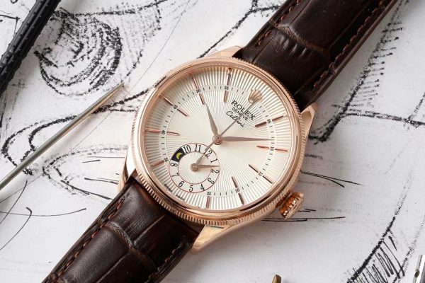 Rolex Cellini Dual Time 50525 Cadran Argent Bracelet Cuir Brun 39mm Montre Réplique Homme – Image 8