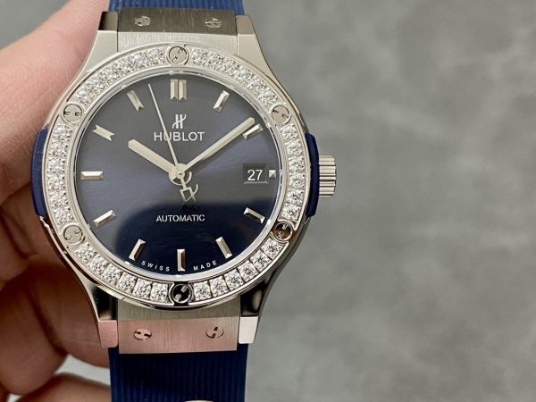 565.NX.7170.RX.1204 Hublot Classic Fusion Titane Bleu Diamants – Image 4