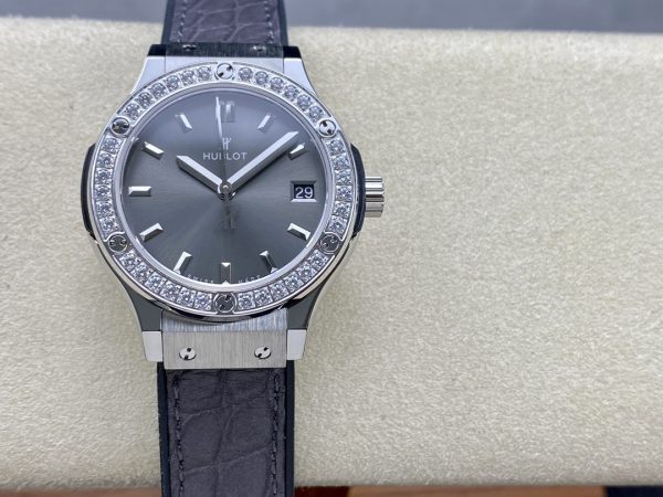 Hublot Classic Fusion 581.NX.7071.LR.1104 33mm Réplique Dame Grise – Image 3