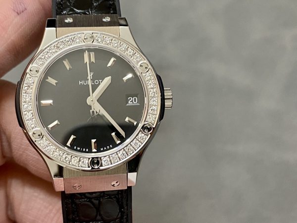 Hublot Classic Fusion 581.NX.1171.LR.1104 33mm Montre Femme – Image 3