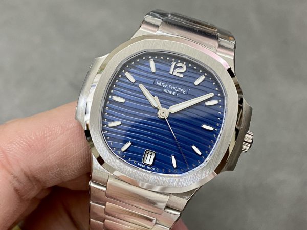 Patek Philippe Nautilus Femme Cadran Bleu et Gris 7118 1A 001 35,2mm – Image 9