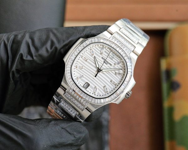 Patek Philippe Nautilus Femme Or Blanc Lunette Sertie de Diamants 7118 – Image 8