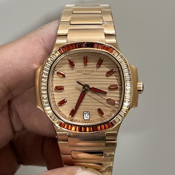 Patek Philippe Nautilus Femme Or Rose Lunette Sertie de Pierres 7118 1300R 001 – Image 10
